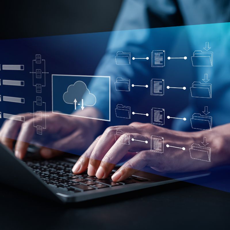 Mains tapant sur un clavier avec des icônes de stockage cloud virtuel et de gestion des données superposées. Mains tapant sur un clavier avec des icônes de stockage cloud virtuel et de gestion des données superposées.